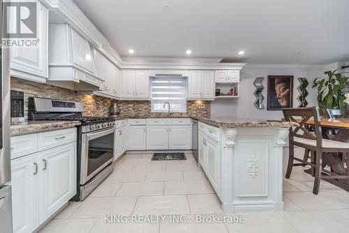 1427 Grossi Street, Mississauga, ON - Indoor Photo Showing Kitchen With Upgraded Kitchen