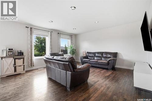 422 Pichler Crescent, Saskatoon, SK - Indoor Photo Showing Living Room