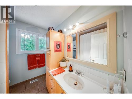 314 Webster Road, Fruitvale, BC - Indoor Photo Showing Bathroom