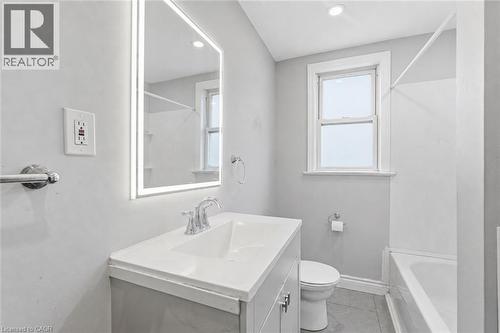 35 Centennial Parkway S, Hamilton, ON - Indoor Photo Showing Bathroom