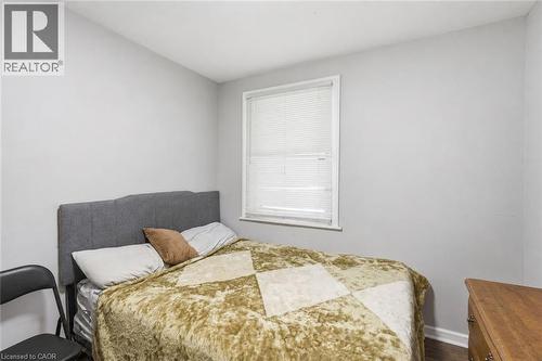 35 Centennial Parkway S, Hamilton, ON - Indoor Photo Showing Bedroom