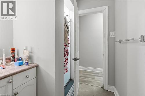 35 Centennial Parkway S, Hamilton, ON - Indoor Photo Showing Bathroom