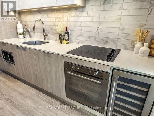 1812 - 2020 Bathurst Street, Toronto, ON - Indoor Photo Showing Kitchen With Upgraded Kitchen
