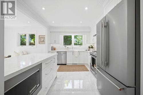 1379 Christina Court, Burlington, ON - Indoor Photo Showing Kitchen With Upgraded Kitchen