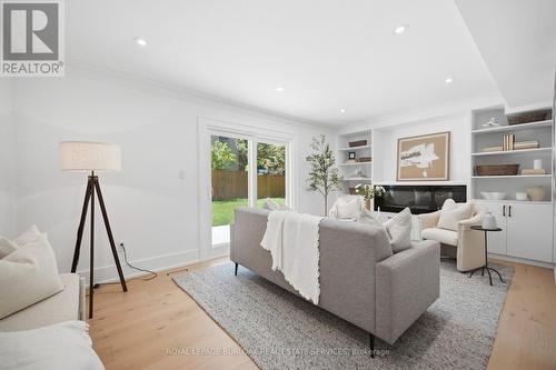 1379 Christina Court, Burlington, ON - Indoor Photo Showing Living Room