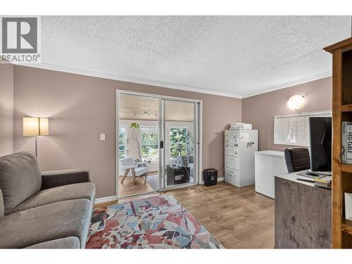 3115 Juniper Drive, Naramata, BC - Indoor Photo Showing Living Room