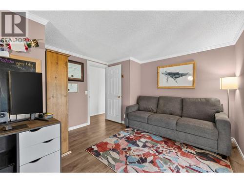 3115 Juniper Drive, Naramata, BC - Indoor Photo Showing Living Room
