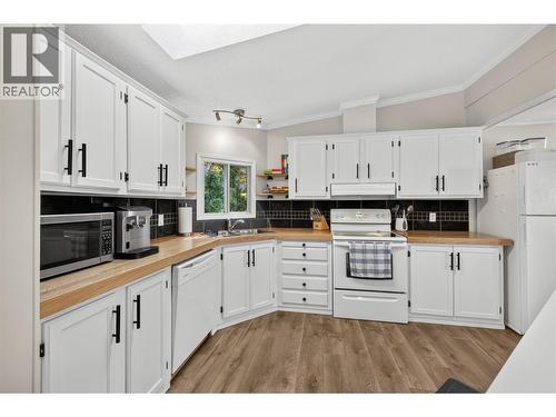3115 Juniper Drive, Naramata, BC - Indoor Photo Showing Kitchen