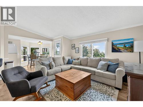 3115 Juniper Drive, Naramata, BC - Indoor Photo Showing Living Room