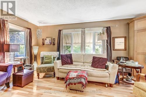 84 Redan Street, St. Thomas, ON - Indoor Photo Showing Living Room