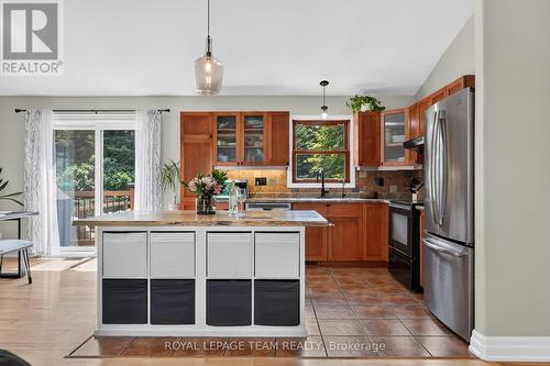 1550 Stanleyfield Crescent, Ottawa, ON - Indoor Photo Showing Kitchen With Stainless Steel Kitchen With Double Sink