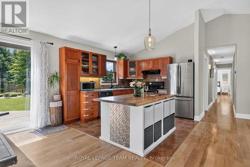 1550 Stanleyfield Crescent, Ottawa, ON - Indoor Photo Showing Kitchen With Stainless Steel Kitchen