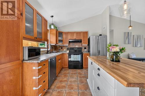1550 Stanleyfield Crescent, Ottawa, ON - Indoor Photo Showing Kitchen
