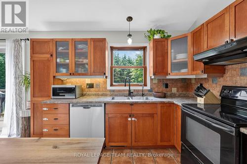 1550 Stanleyfield Crescent, Ottawa, ON - Indoor Photo Showing Kitchen With Double Sink