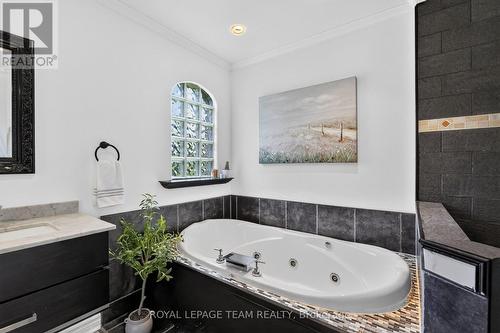 1550 Stanleyfield Crescent, Ottawa, ON - Indoor Photo Showing Bathroom