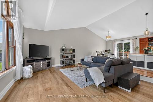 1550 Stanleyfield Crescent, Ottawa, ON - Indoor Photo Showing Living Room