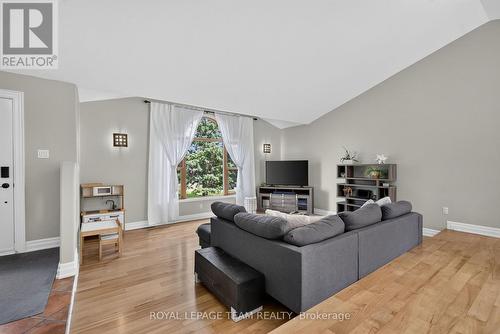 1550 Stanleyfield Crescent, Ottawa, ON - Indoor Photo Showing Living Room