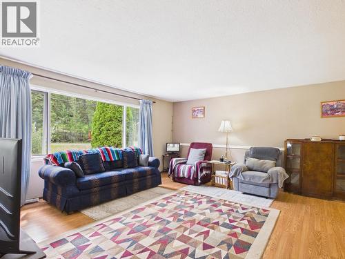 2360 Bailey Road, Williams Lake, BC - Indoor Photo Showing Living Room