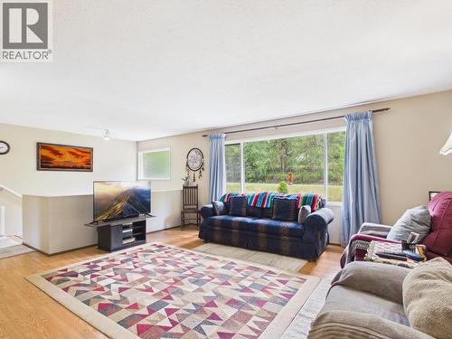 2360 Bailey Road, Williams Lake, BC - Indoor Photo Showing Living Room