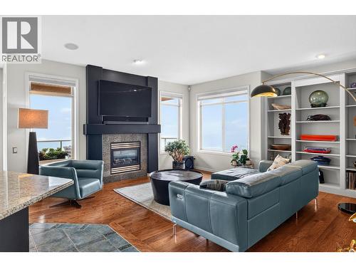 2213 Waddington Court Unit# 3, Kelowna, BC - Indoor Photo Showing Living Room With Fireplace