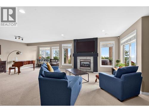 2213 Waddington Court Unit# 3, Kelowna, BC - Indoor Photo Showing Living Room With Fireplace