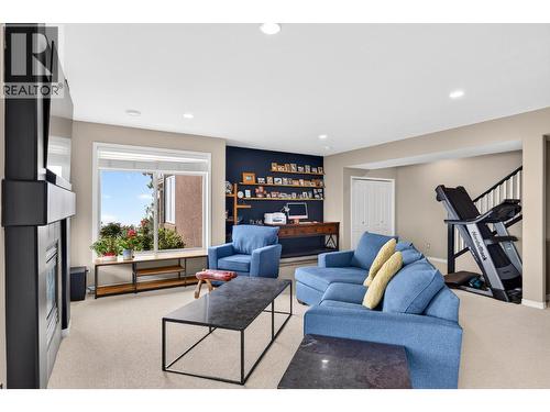 2213 Waddington Court Unit# 3, Kelowna, BC - Indoor Photo Showing Living Room