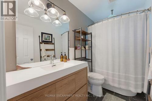 200 Lynden Road, Hamilton, ON - Indoor Photo Showing Bathroom