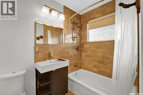 826 W Avenue N, Saskatoon, SK - Indoor Photo Showing Bathroom