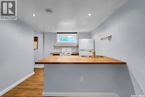 826 W Avenue N, Saskatoon, SK - Indoor Photo Showing Kitchen With Double Sink