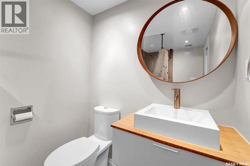826 W Avenue N, Saskatoon, SK - Indoor Photo Showing Bathroom