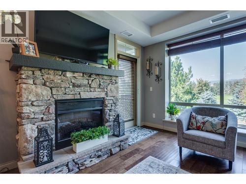 2760 Auburn Road Unit# 212, West Kelowna, BC - Indoor Photo Showing Living Room With Fireplace