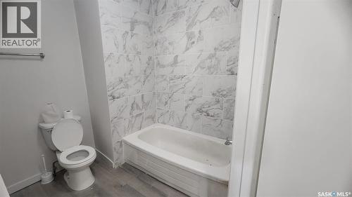 308 26Th Street, Saskatoon, SK - Indoor Photo Showing Bathroom