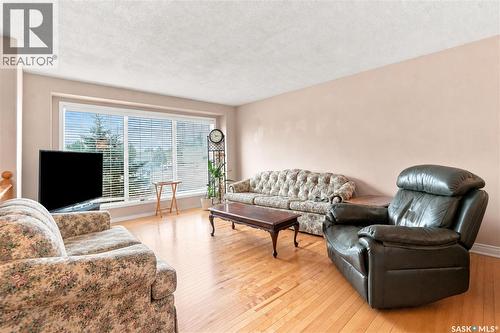 518 Peterson Crescent, Saskatoon, SK - Indoor Photo Showing Living Room