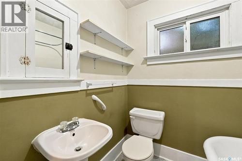 111 9Th Street E, Saskatoon, SK - Indoor Photo Showing Bathroom