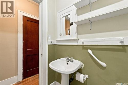 111 9Th Street E, Saskatoon, SK - Indoor Photo Showing Bathroom