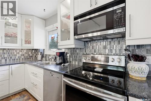 131 Ottawa Avenue S, Saskatoon, SK - Indoor Photo Showing Kitchen With Double Sink