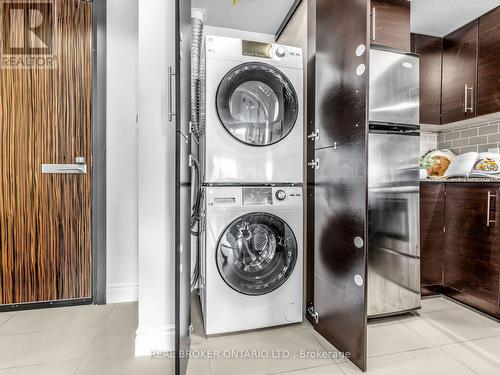 Washer/Dryer - 1012 - 233 South Park Road, Markham, ON - Indoor Photo Showing Laundry Room