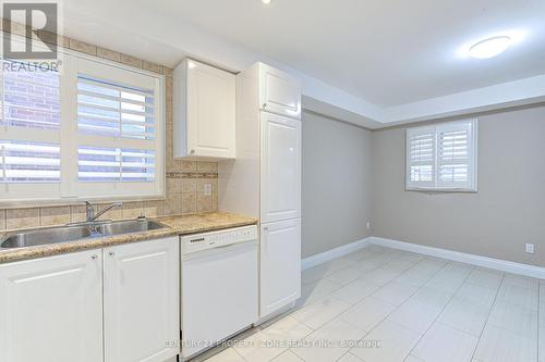 4 Compton Court, Caledon, ON - Indoor Photo Showing Kitchen With Double Sink