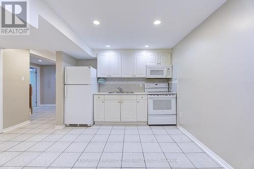 4 Compton Court, Caledon, ON - Indoor Photo Showing Kitchen