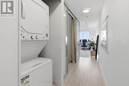 819 - 270 Dufferin Street, Toronto, ON - Indoor Photo Showing Laundry Room