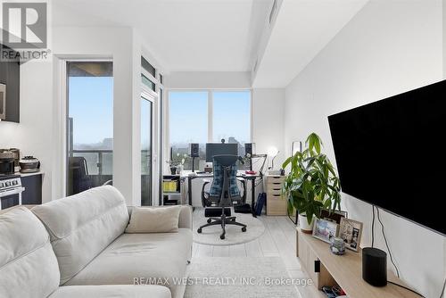819 - 270 Dufferin Street, Toronto, ON - Indoor Photo Showing Living Room