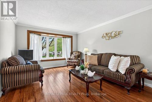 4452 Delaney Drive, Burlington, ON - Indoor Photo Showing Living Room