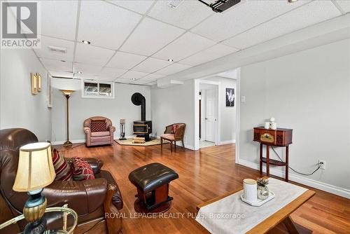 4452 Delaney Drive, Burlington, ON - Indoor Photo Showing Living Room