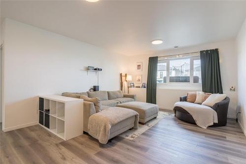 107 Birchwood Lane, Mitchell, MB - Indoor Photo Showing Living Room