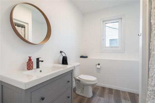 107 Birchwood Lane, Mitchell, MB - Indoor Photo Showing Bathroom