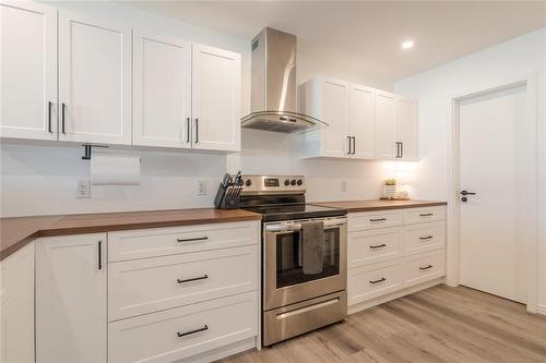 107 Birchwood Lane, Mitchell, MB - Indoor Photo Showing Kitchen