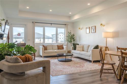 107 Birchwood Lane, Mitchell, MB - Indoor Photo Showing Living Room