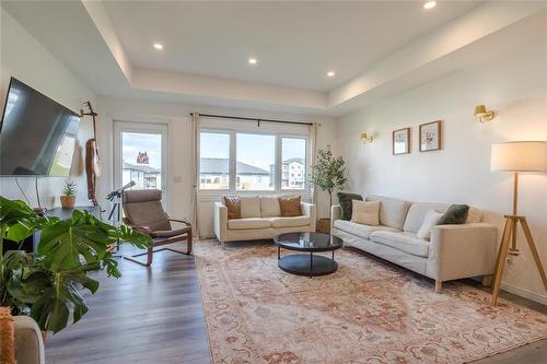 107 Birchwood Lane, Mitchell, MB - Indoor Photo Showing Living Room