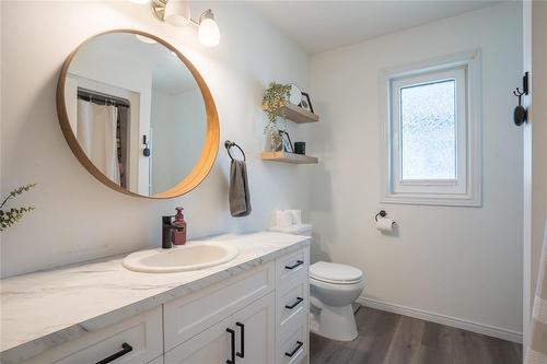 107 Birchwood Lane, Mitchell, MB - Indoor Photo Showing Bathroom
