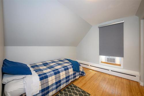 405 Queen Street, Winnipeg, MB - Indoor Photo Showing Bedroom